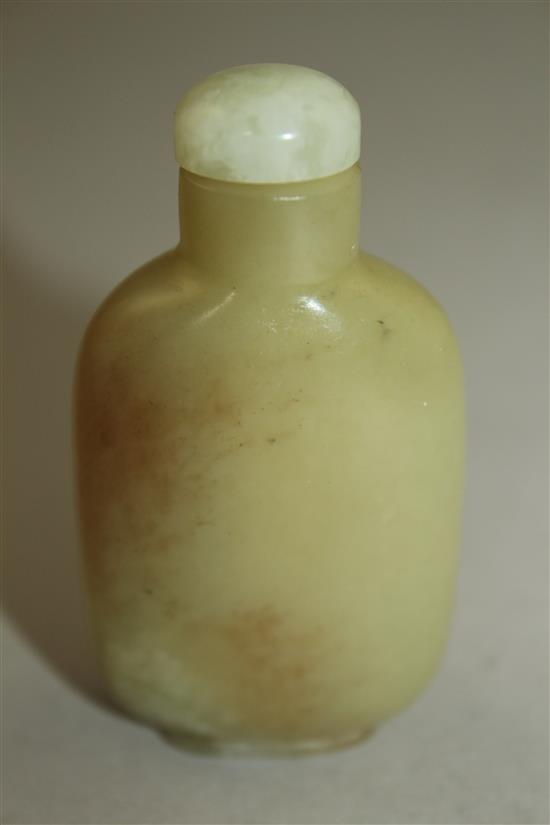 A Chinese yellow jade snuff bottle, 1750-1850, 5.2cm